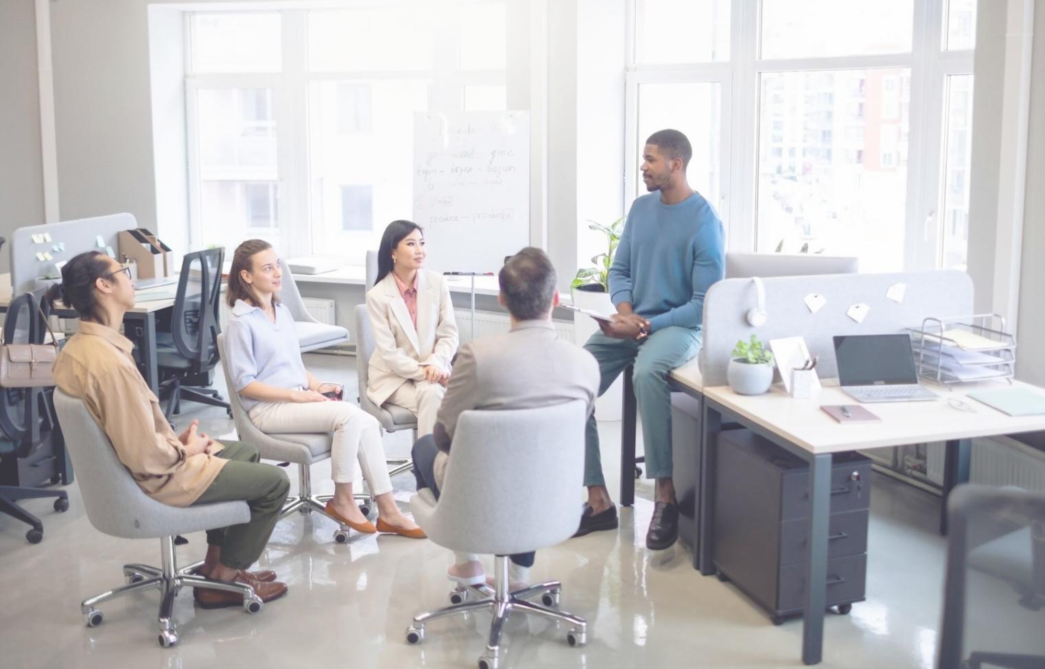 Nahaufnahme von Geldscheinen und Münzen auf einem Tisch